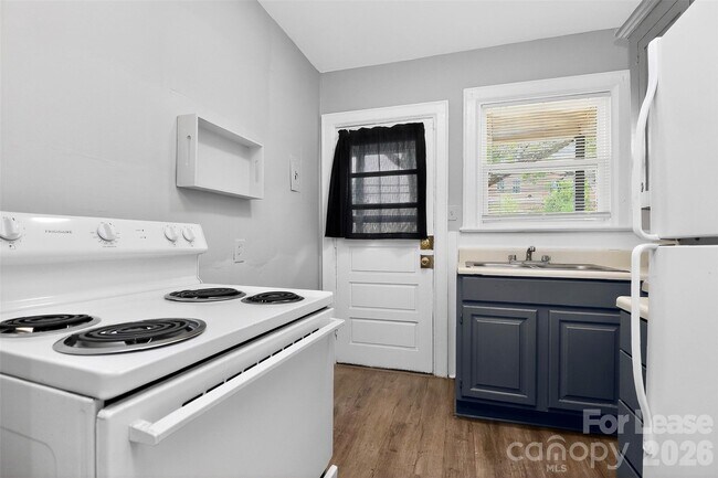 Building Photo - 1418 Park Dr