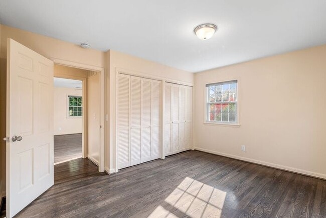Building Photo - NW, Updated, Wood Floors, SS Appl., Den, D...