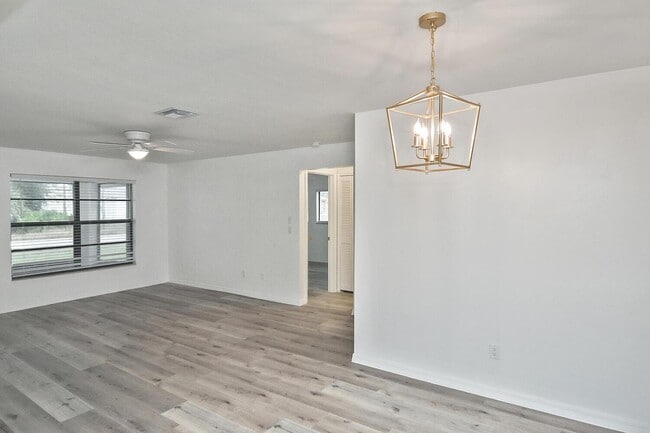 Building Photo - 1202 E 7th St