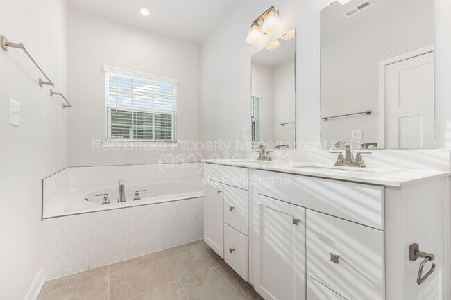 Building Photo - 306 New Gallant Dr