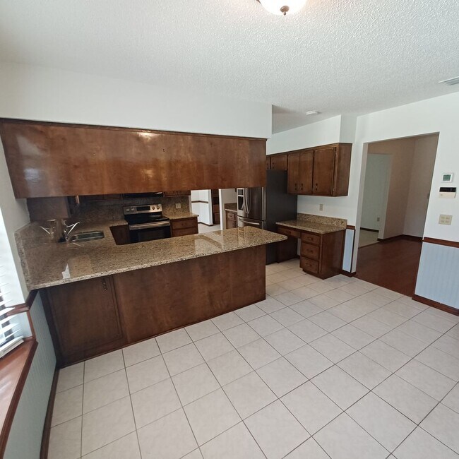 Building Photo - 2295 Foxwood Dr