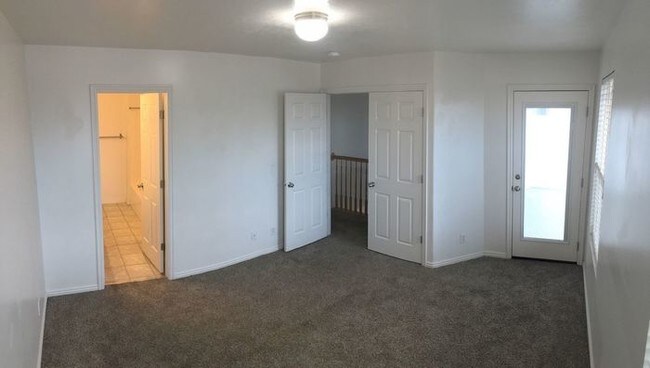 Building Photo - Large 4 Bed Townhome