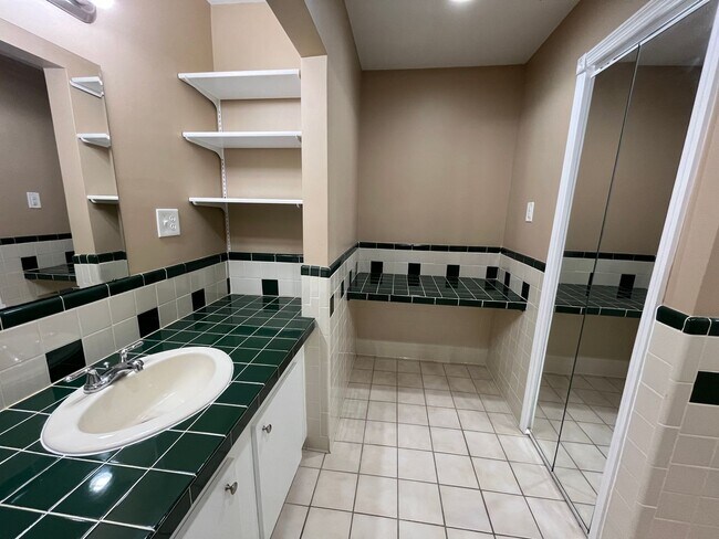 Building Photo - 2206 Briarcliff Dr