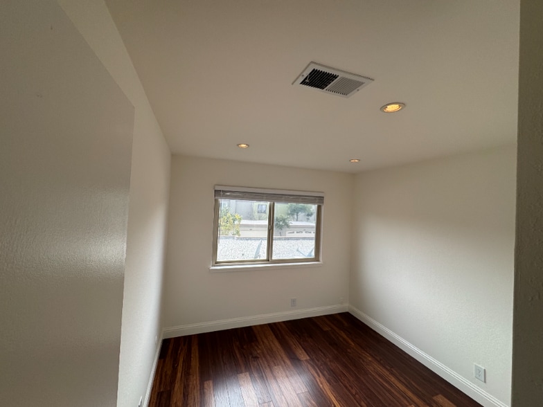 Building Photo - 3031 Flora Vista