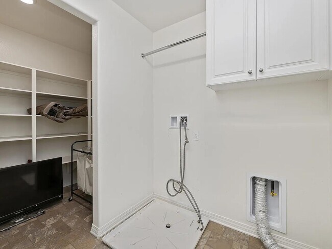 Building Photo - 15634 Clove Pl