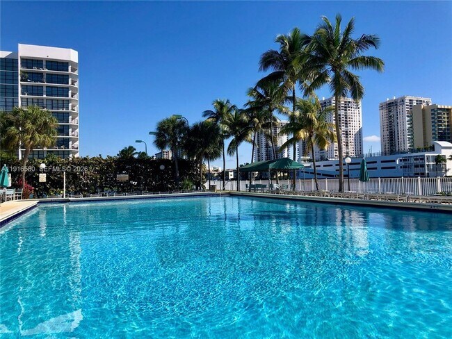 Building Photo - 1000 Parkview Dr