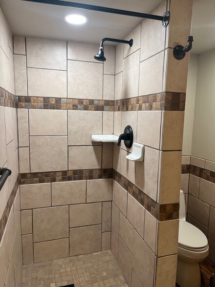 Building Photo - 208 4th St