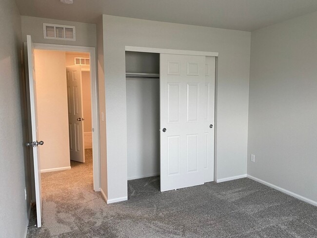 Building Photo - Don't Miss This Stunning 4 Bed/2.5 Bath Home in Harvest Junction, Longmont!  Available October 1!