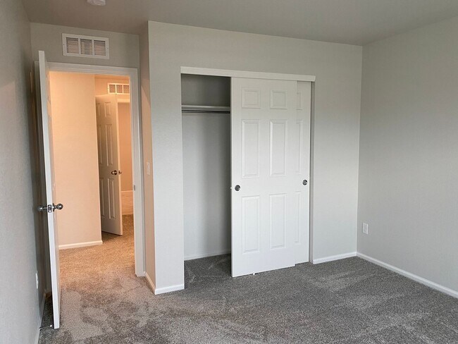 Building Photo - Don't Miss This Stunning 4 Bed/2.5 Bath Home in Harvest Junction, Longmont!  Available September!