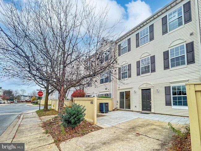 Building Photo - 102 Crossbill Way