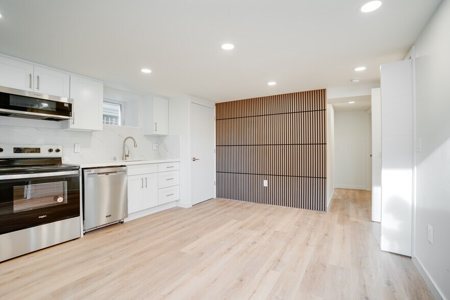 Primary Photo - 2581 9th Ave W