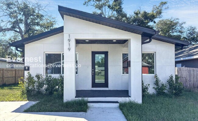 Primary Photo - 4 Bed/2 Bath Home with Driveway / Availabl...