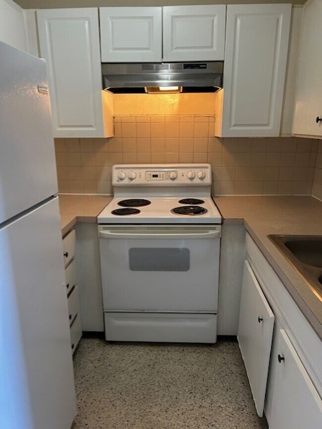 Building Photo - Well maintained 1/1 centrally located