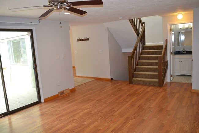 Building Photo - 53 Treetop Park