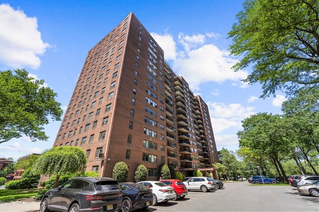 Building Photo - 225 St Pauls Ave