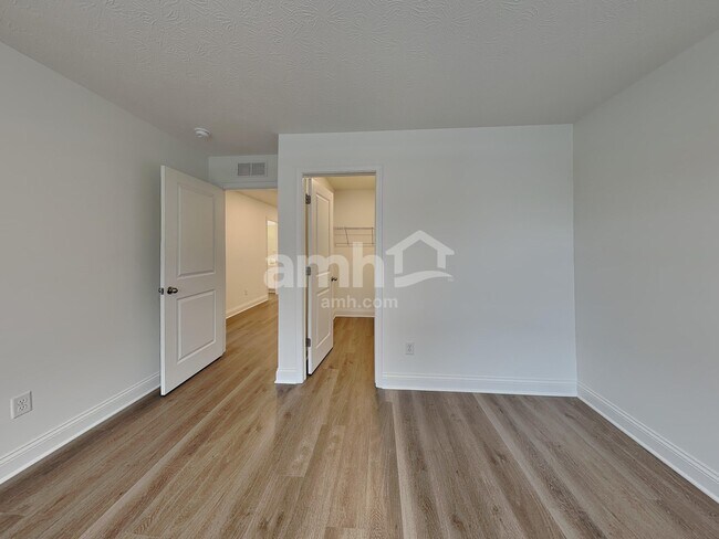 Building Photo - 216 Deanscroft Dr