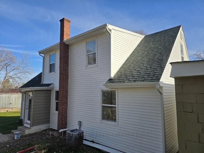 Building Photo - 7119 S Solon Rd