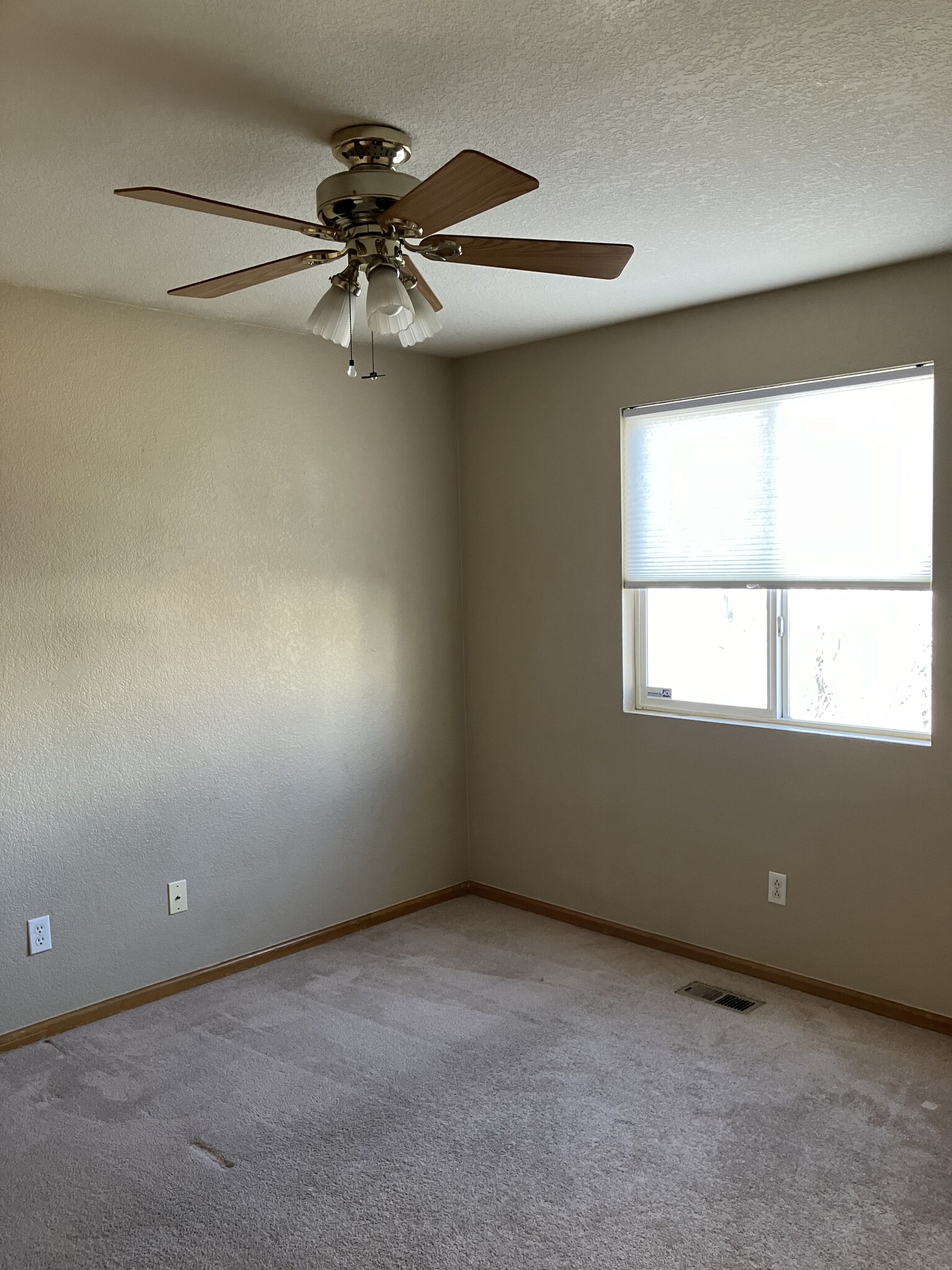 Building Photo - 1385 waxwing ave