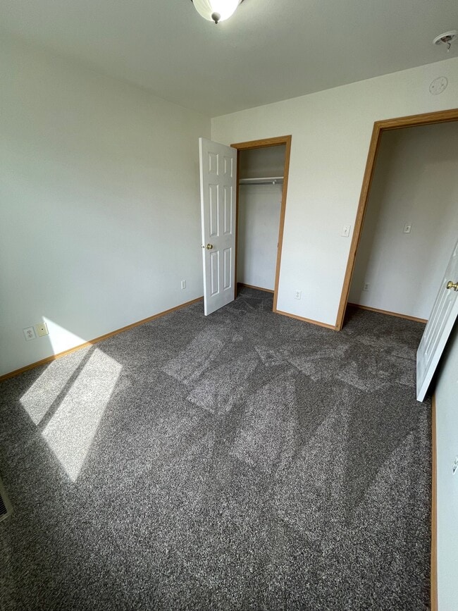 Building Photo - 425 W Shore Dr