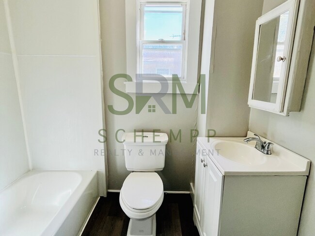 Building Photo - 2 Bedroom house in West Louisville- Section 8 accepted