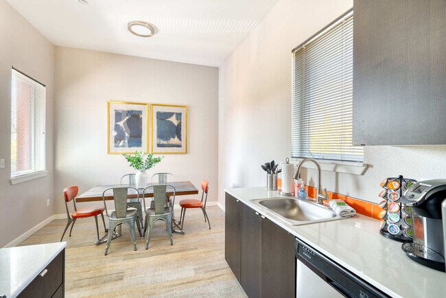 Building Photo - 1428 SE 19th Ave