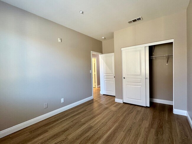 Building Photo - 3 Bed 2.5 Bath plus extra room Townhouse Style Condo / Attached 2 Car Garage