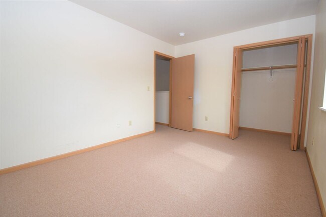 Building Photo - Townhouse-style End unit 3BD, 1.5 BA