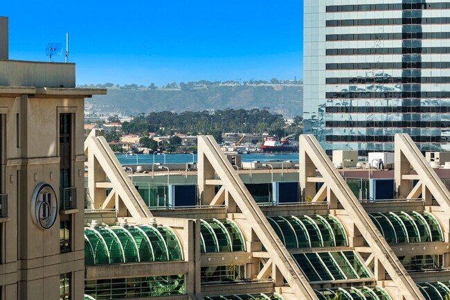 Building Photo - Top Floor Condo in the Gaslamp District!