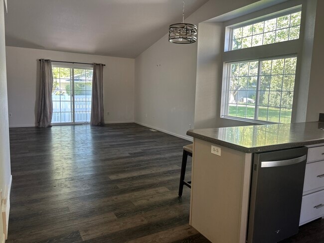 Living/dining - 3716 Decathlon Pky