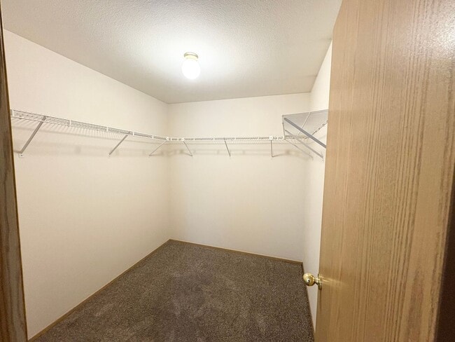 Building Photo - Spacious 3 bed 2.5 Bath Townhome in Cascad...