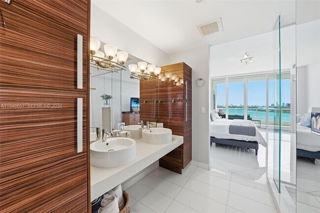 Building Photo - 2020 N Bayshore Dr