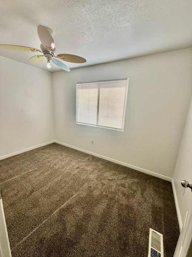 Building Photo - 3 Bedroom/ 2.5 Bath Townhome in Hawk Hollow