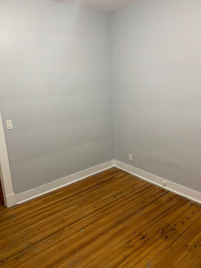 Building Photo - Student-Friendly 1-Bedroom Apartment | Heat & Hot Water Included | Steps from Center Square