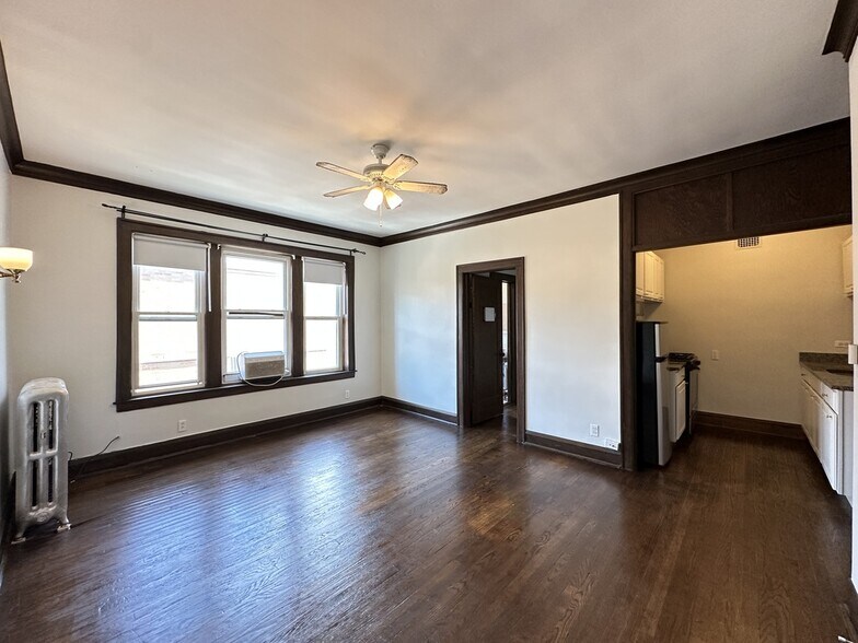 Building Photo - 1367 E 53rd St