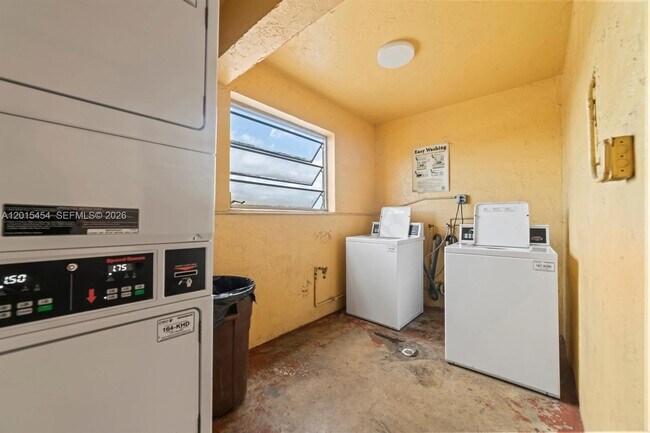 Building Photo - 525 W 69th St