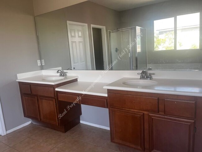 Building Photo - Beautiful Spacious 5 Bedroom Home Located ...