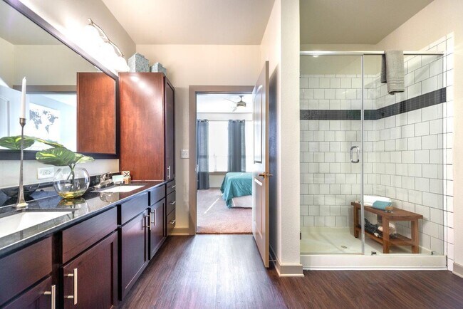 Building Photo - More Space, More Savings – Up to 6 Weeks F...