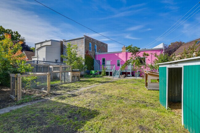 Building Photo - 3247 S Oakley Ave