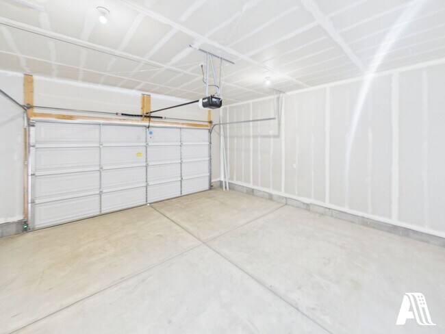 Building Photo - 453 E 650 N