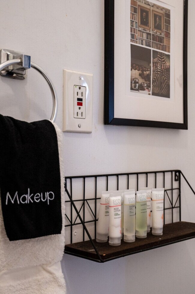 Building Photo - 910N N Damen Ave