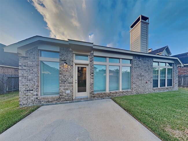 Building Photo - 2515 Pioneer Oaks Dr