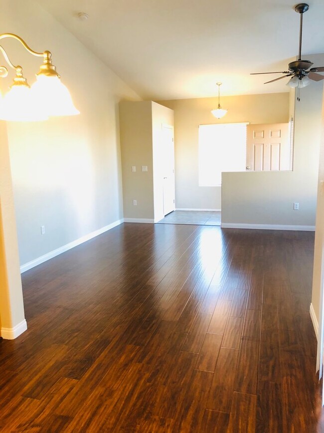 Building Photo - *VERY NICE UPSTAIRS 2 BED / 2 BATH CONDO I...