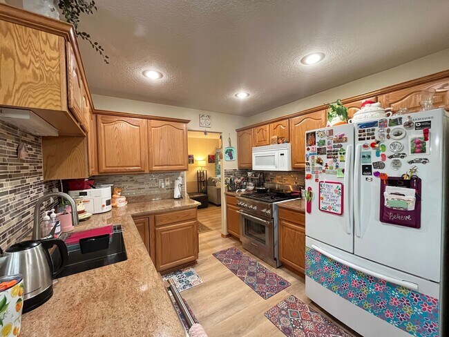 Building Photo - Beautiful 3 Bed, 2.5 Bath House in Central...