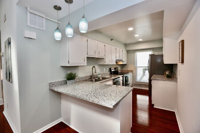 Building Photo - Available 04-21-25!  A Fabulous North End ...