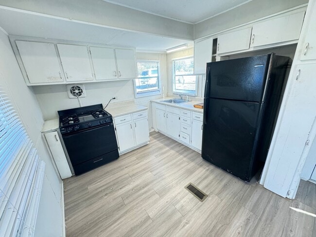 Building Photo - 2bed/1bath trailer in downtown Landis all electric