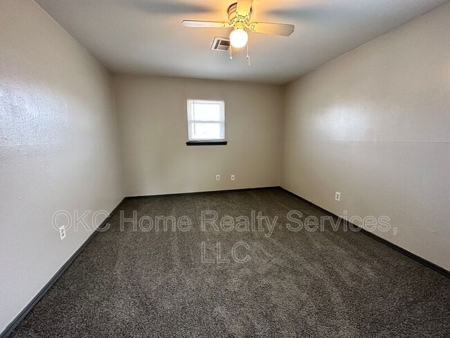 Building Photo - 1706 Surrey Pl