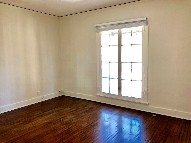 Juliet Balcony - 1134 N Gardner St