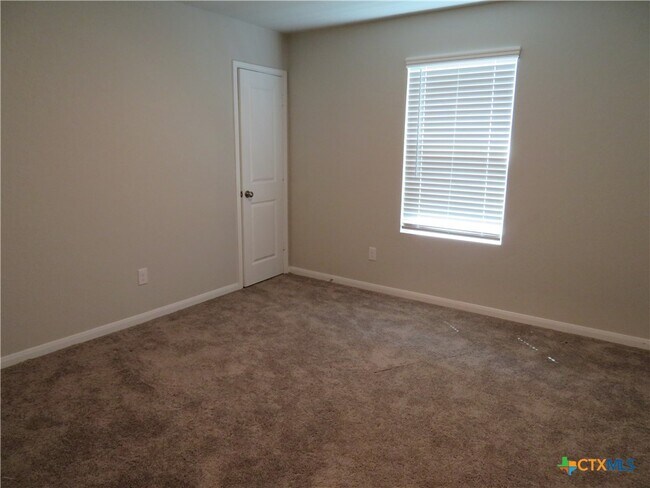 Building Photo - 554 Blue Stem Rd