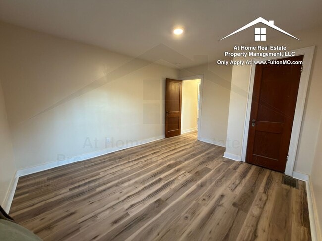 Building Photo - 703 W 7th St