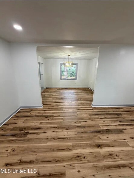 Building Photo - 4352 Ridgewood Cir